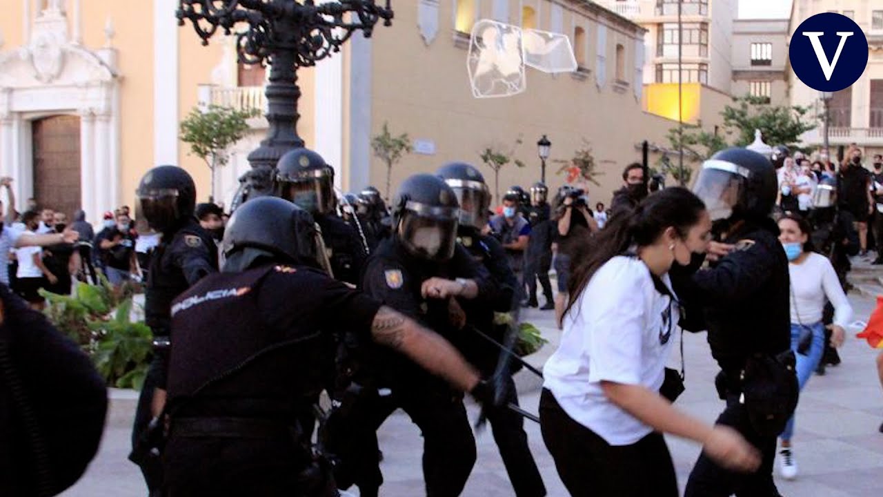 Dos detenidos y siete agentes heridos tras los disturbios por la presencia de Abascal en Ceuta