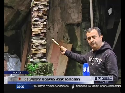 წიგნებით გამაგრებული აივანი და მოსახლეობა ავარიული შენობის რეაბილიტაციის მოლოდინში