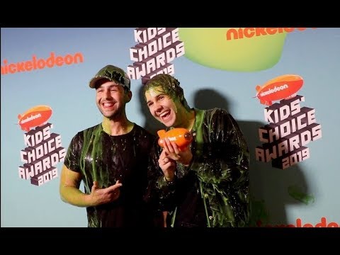 GIVING DAVID DOBRIK HIS FIRST KIDS CHOICE AWARD!