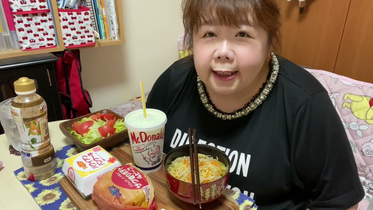 【大食いおでぶ】マクドナルドのザク切りポテト＆ビーフ🍔&ハワイアンパンケーキ🥞＆マスカットシェーク&サッポロ一番みそラーメン🍜&サラダ🥗を食べる‼︎😋💕