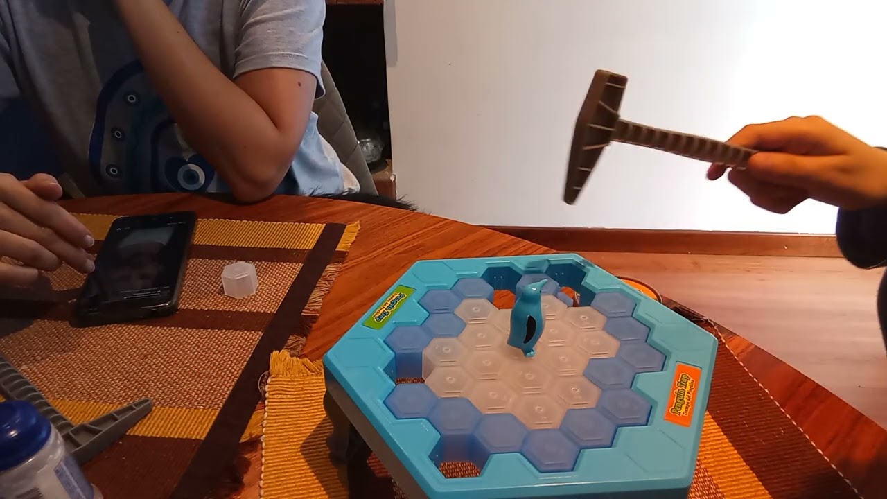 Jugando a la trampa del pingüino yo VS mi mamá 🐧❄️⚒️