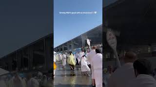 Serving Hujjaj with kindness under the hottest sun 🕊️🕋#hajj#makkah#pilgrims #islamicreminder #2026