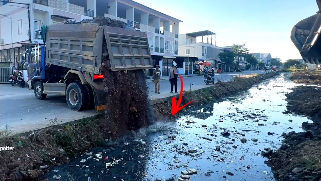 New project Landfilling Dump truck dumping stone with Bulldozer D31P working push stone build Road .