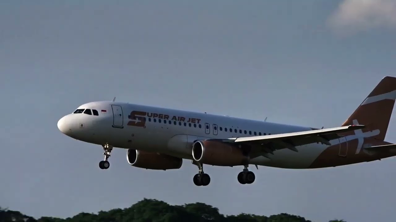 Nonton dari dekat Pesawat Super Air Jet Landing Mulus di Bandara Soekarno Hatta