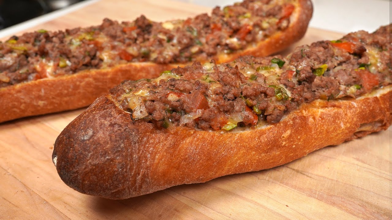 Hackfleisch mit Stangenbrot und Havarti-Käse