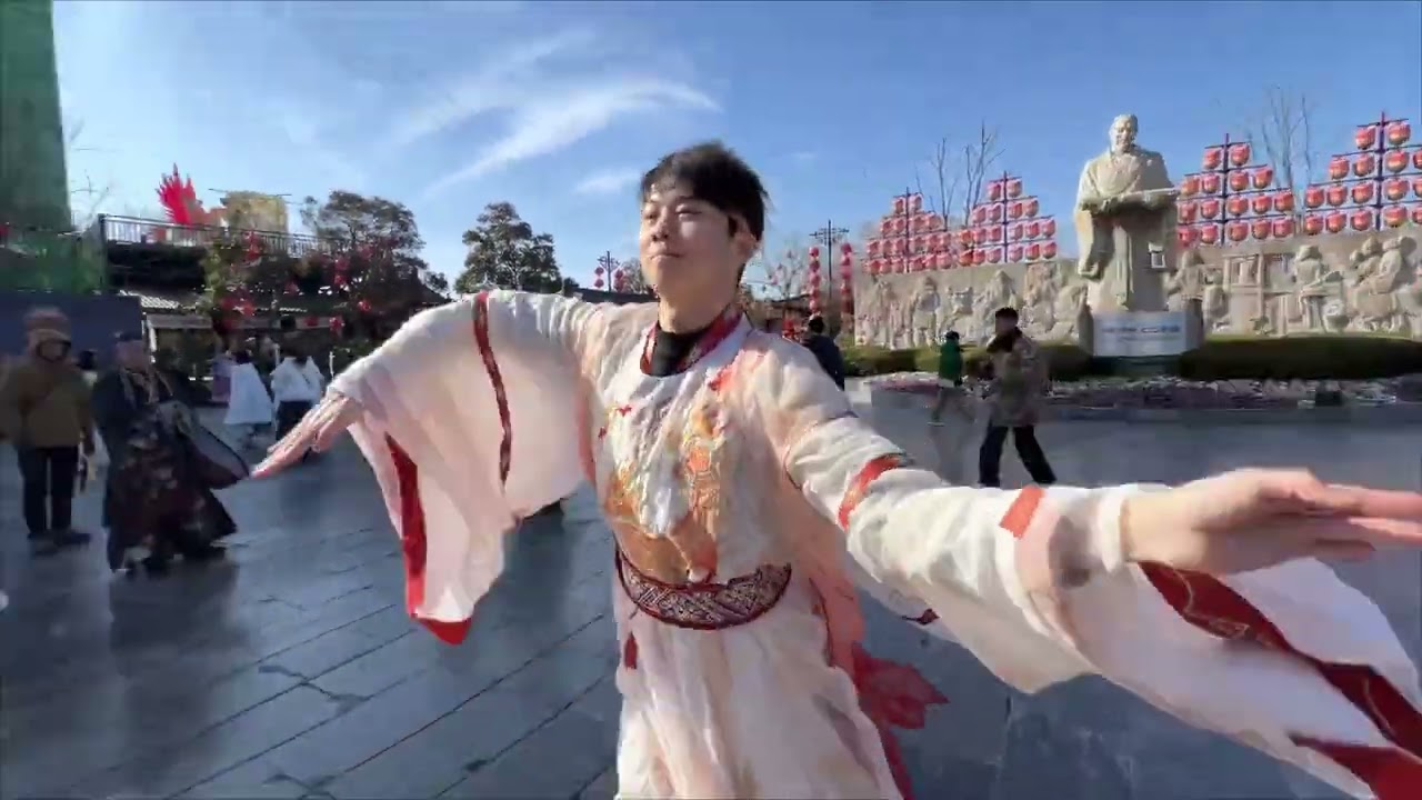 The sun is shining brightly. Sarilang in the Qingming Shanghe Garden