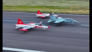 İki̇ Hürjet Ayni Anda Türk Yildizlariyla Kol Uçuşunda