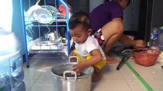 Adek agha ikutan masak ibu