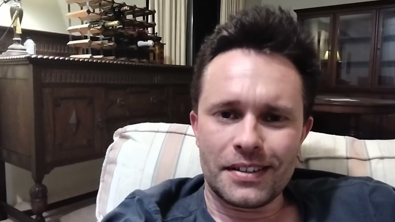 How Do You BUILD RAPPORT With a GIRL Over TEXT?