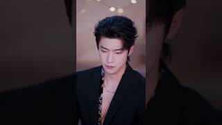 Seeing her groom kiss his first love, she wed childhood friend CEO and was spoiled without limits