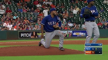 TEX@HOU: Andrus trips on the mound, catches pop fly