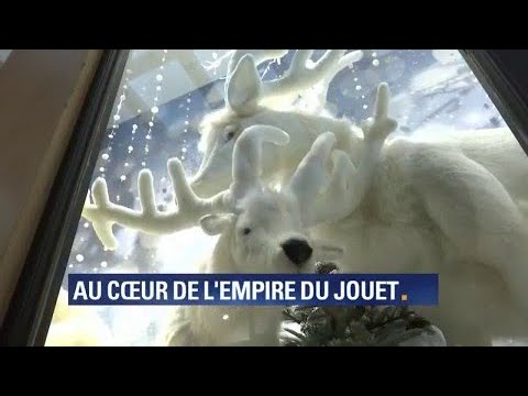 Entrez dans les coulisses du plus grand magasin de jouets de Paris