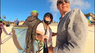 Paragliding flight in Oludeniz. Полёт на парагладинге в Олюдениз. Ölüdeniz'de yamaç paraşütü uçuşu.