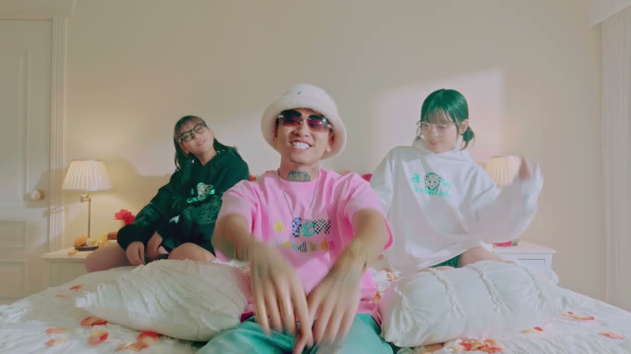 LION-重盛さと美 feat.MASIWEI (Official Music Video) - YouTube