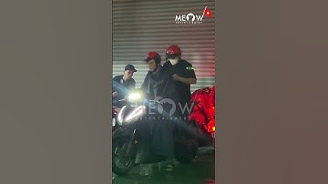 Diễn viên Hoà Hiệp - Bá Thắng ra về sau khi đến viếng cố nghệ sĩ Ngọc Trinh (Mùi Ngò Gai) giữa đêm