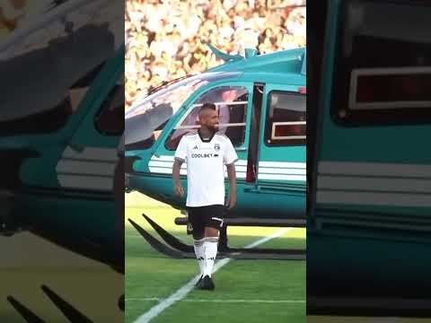 😅 Hélicoptère, cheval, épée : la totale pour le retour d'Arturo Vidal au Chili #shorts #football