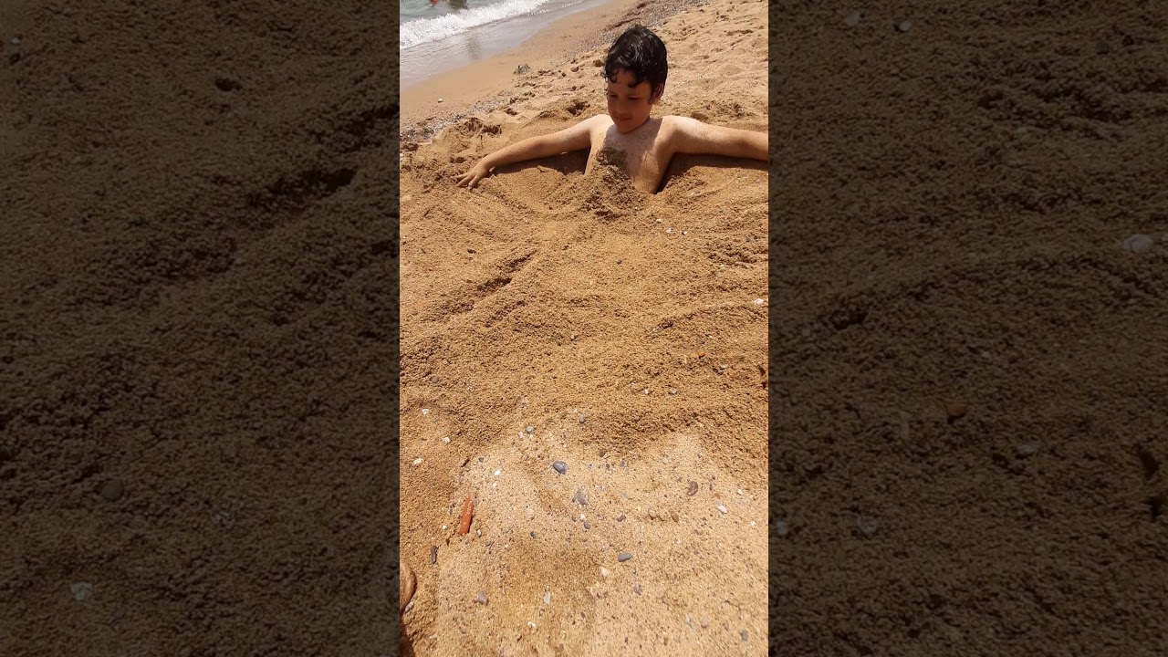 Niño enterrandose :-/