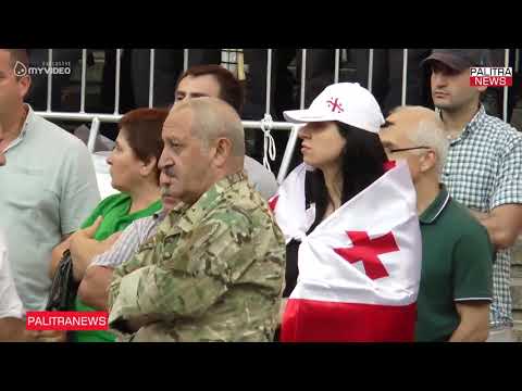 პარლამენტთან ასევე იმყოფება აქცია სირცხვილიას რამდენიმე წევრი, ადგილზე რჩებიან მოშიმშილეებიც