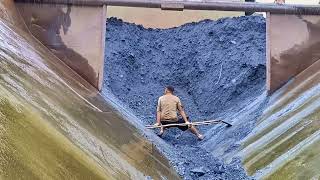 Amazing work - The flow of crushed coal and the work becomes more difficult when it rains