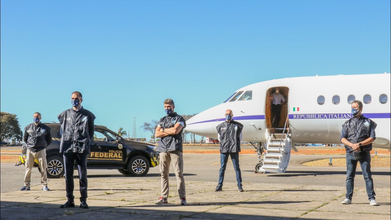 A notorious mafia boss is extradited to Italy