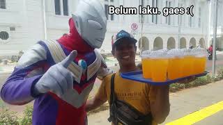 Ultraman Membantu Warga Jakarta