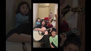 子供にしか目がいかない「みないで弾いてみよう!アイドルアコギバッキング編」