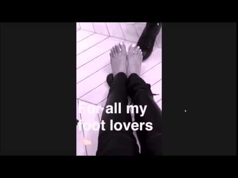 Jessie J showing her feet to her foto lovers