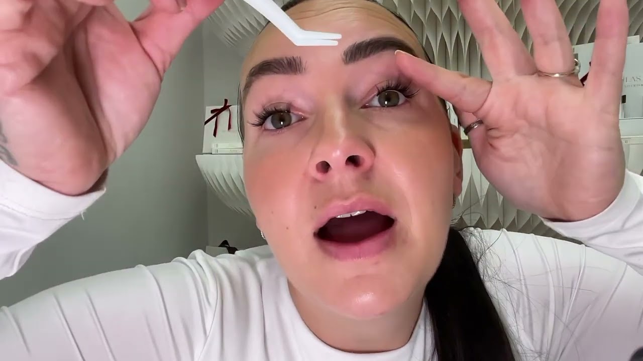 Applying pre glued half lashes - that will last 3-7 days 