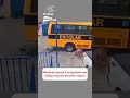 Mecânico quase é atropelado por ônibus escolar durante reparo