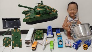 Mencari Mobil Truk,kereta api,Bus, Mobil balap,Pesawat Terbang dan Merakit Mobil Tank lalu bermain.