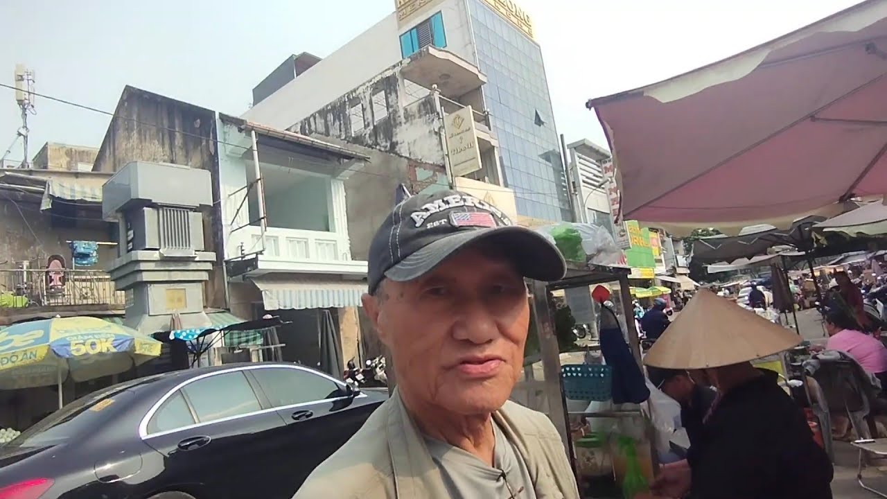 Chuyện buổi trưa, tôi đạp xe đi chợ Hòa Bình gần nhà mua gỏi cuốn về uống bia. Ngkể Vương Khánh Hưng