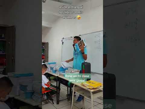 Maestro entrega libros a alumnos como vendedor de cobertores del tigre #docente #maestro #librossep