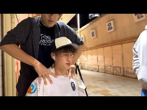 【ASMR】道端で肩こりとガチガチな腰持ちのお兄さんに肩もみマッサージ