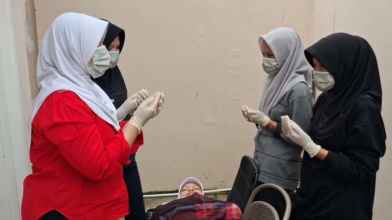 Praktek memandikan dan mengafankan jenazah kelompok 1 kelas XII.P4B