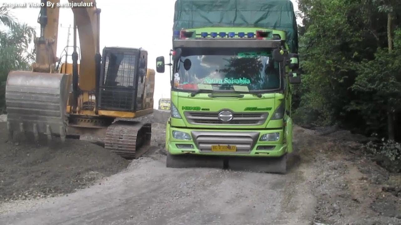 Perjuangan Truck  Truck  Hino  dan Fuso Overload Dijalan 