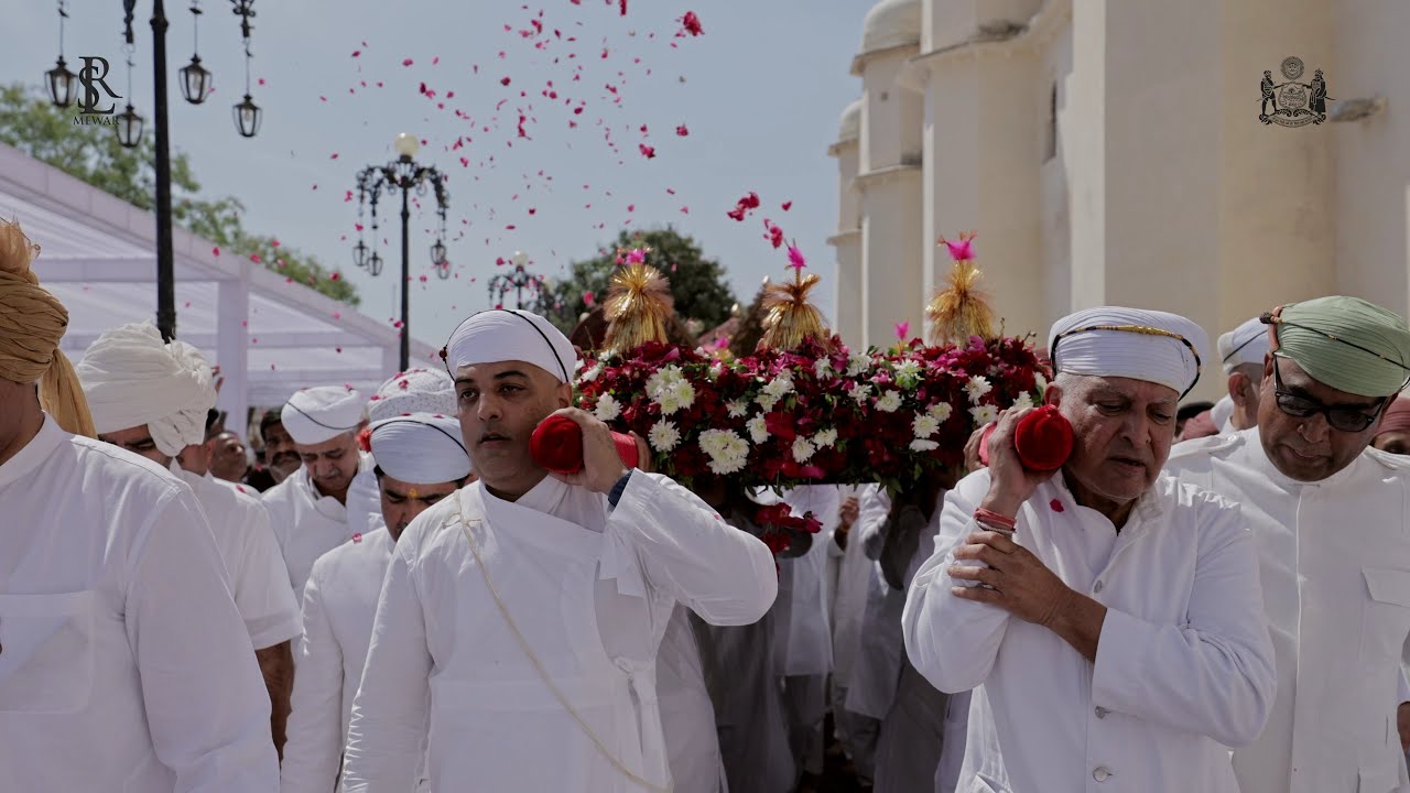 हर नेत्र सजल, चहुँ ओर धवल, मेवाड़ लिए ह्रदय में, धरा का खरा प्रतिबिम्ब था, परम्पराओं की महक लिए वो ….