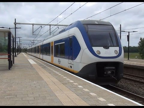 SLT 2639 komt door station Voorschoten