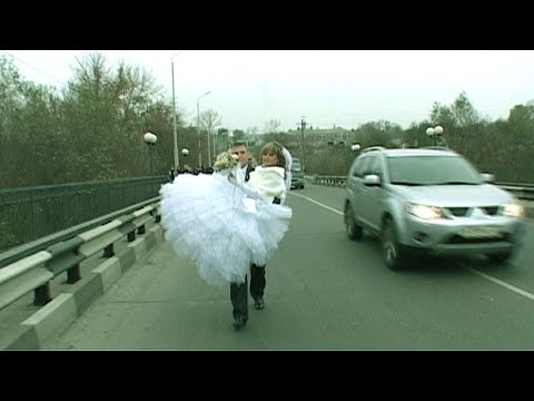 Друг жениха привязывает ленточку на самое высокое дерево