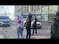 Se dramatikken: Angriper politibilen med brostein
