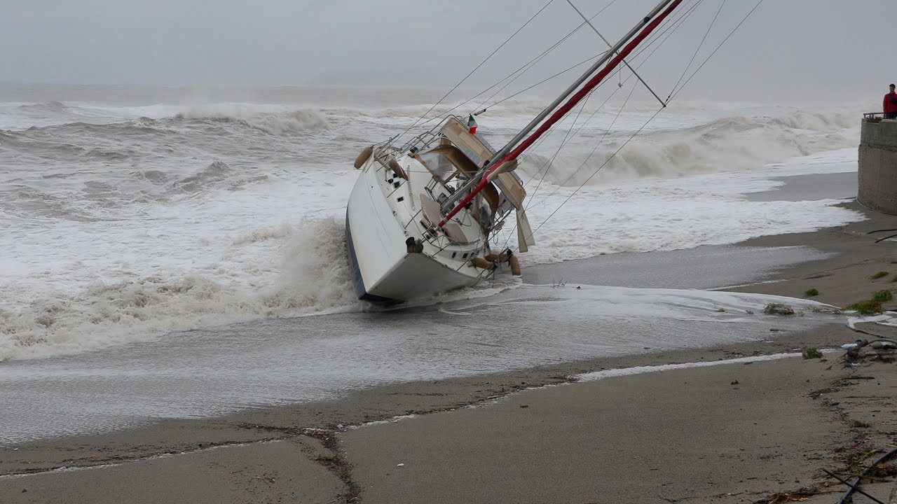 Maltempo, danni in Calabria per le mareggiate: barca arenata sulla spiaggia di Bovalino