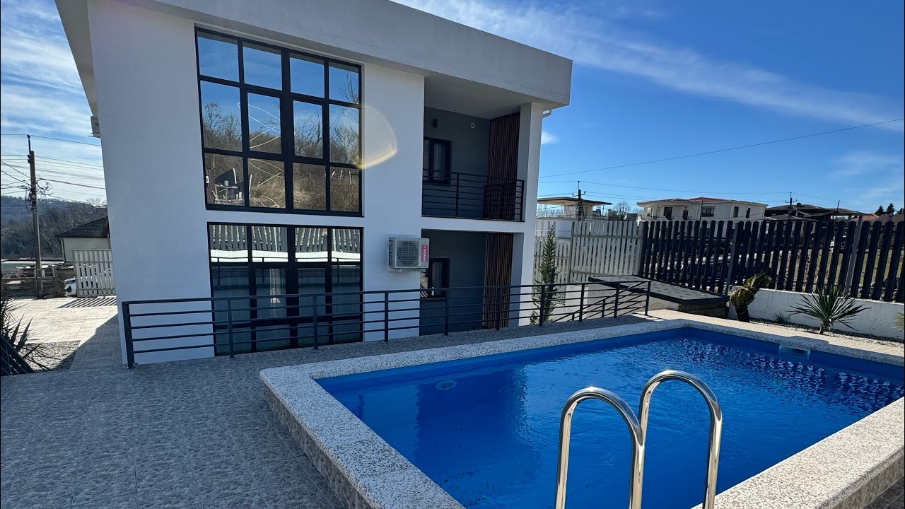 Дом с бассейном в Сочи, 200 кв. м, З/У 5 соток. Новый ремонт, мебель, техника. 