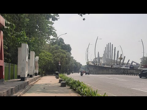 Suasana Sekitar Hutan Kota Bekasi