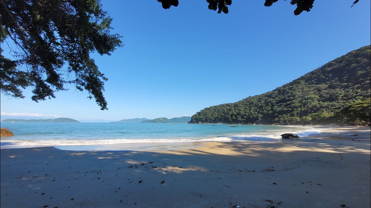Uma praia deserta em Ubatuba