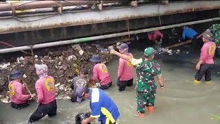 Secara Kolaborasi, Sektor 22 Citarum Harum Gerak Cepat Angkat Sampah Di Sungai Cinambo