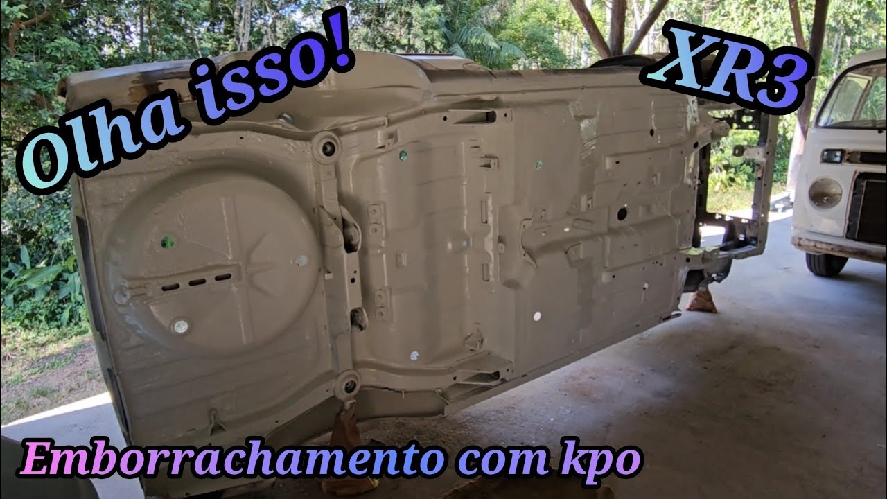 Assoalho do Escort XR3 ficou pronto, emborrachado e pintado