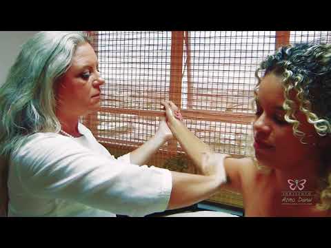 Vídeo: A Arte E Os Benefícios Da Massagem Abhyanga