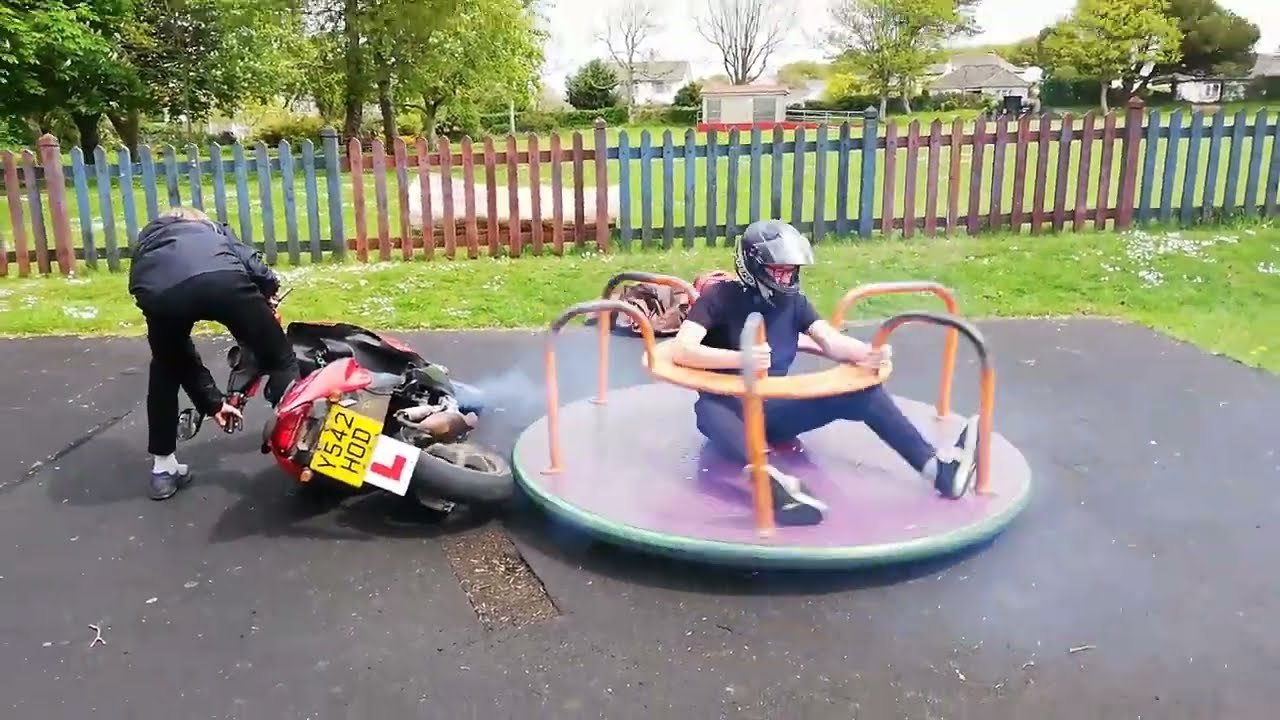 MOPED ON A ROUNDABOUT WHAT COULD GO WRONG??