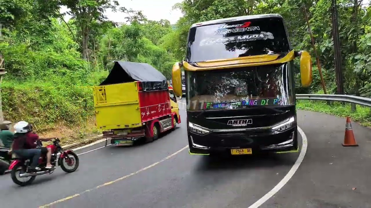 Hunting bus Basuri meliuk di tanjakan