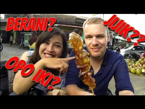 Vlog #6 Bule blusukan pasar Jogja, makanan aneh | #BuleKulineran
