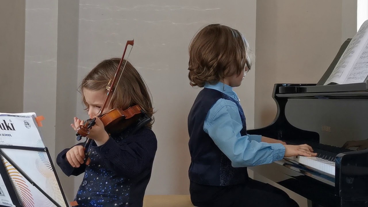 Maddox Marsollek (6 Jahre) und Miles Marsollek (4 Jahre) - Menuett von J. S. Bach, BWV Anh. 116 - YouTube